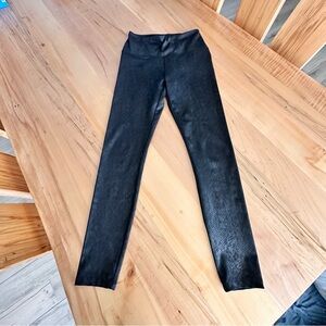Vera Wang leather like snake print leggings S